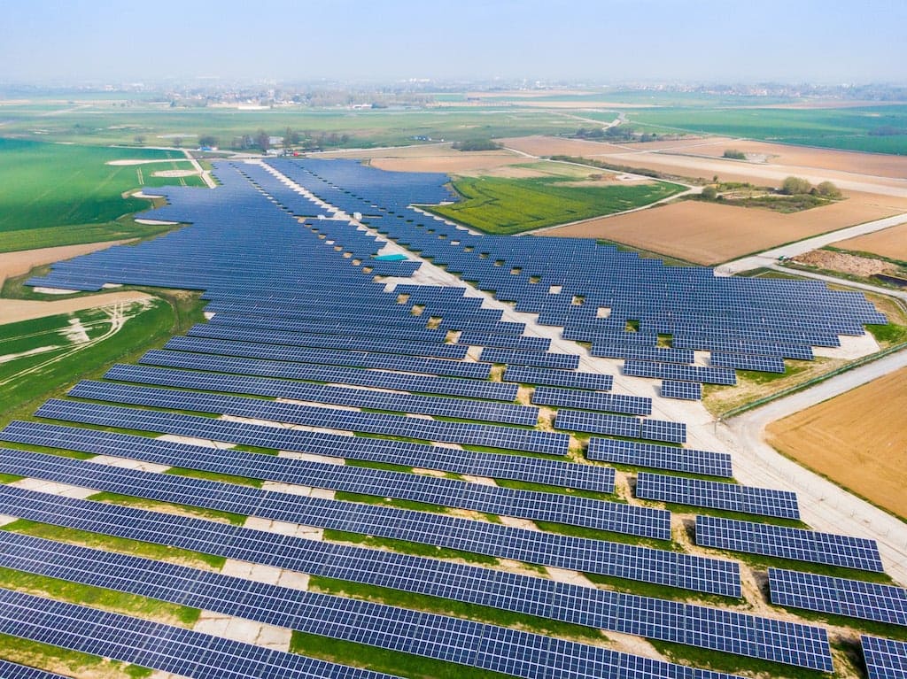 Vue aérienne d'un champ de panneaux photovoltaïques.