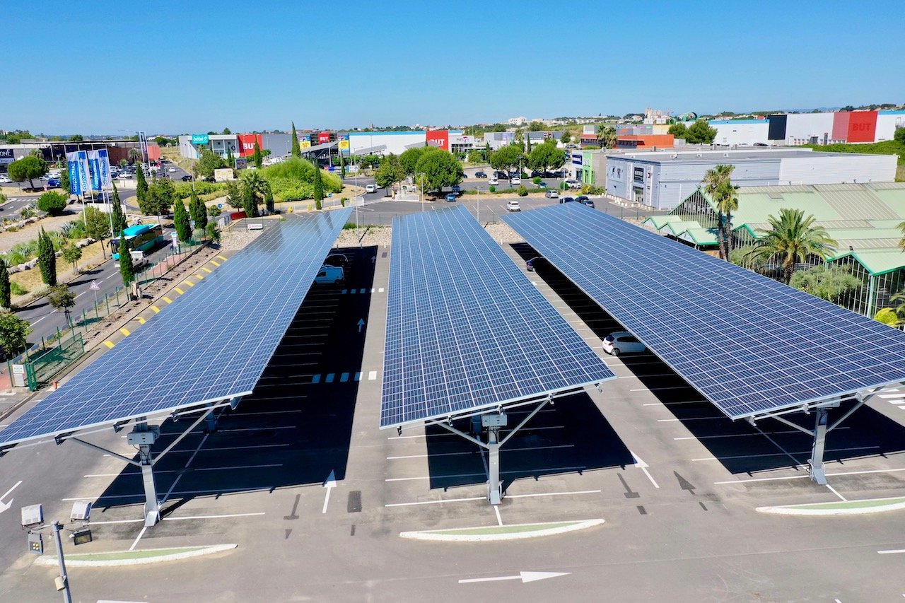 Panneaux photovoltaïques installés sur des ombrières de parking : ils assurent le confort des utilisateurs tout en produisant de l'électricité verte.