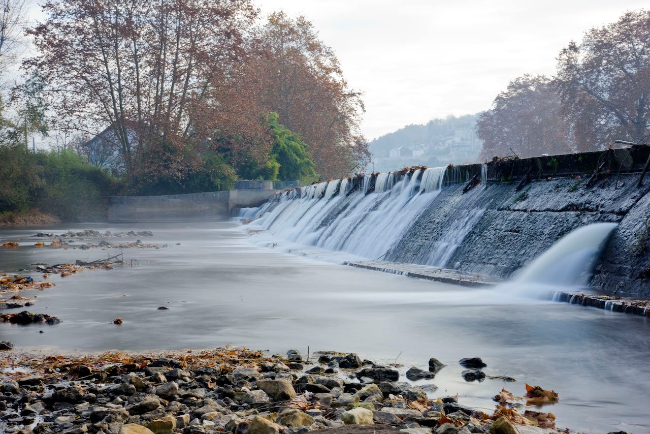 Un barrage de pierre formant une centrale hydroélectrique.