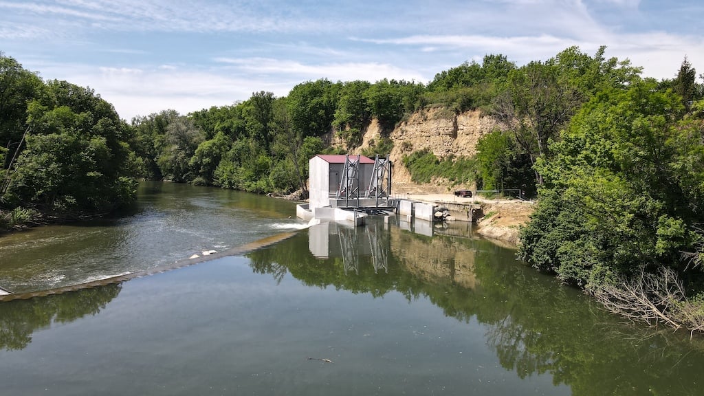 Vue panoramique sur une centrale hydroélectrique gérée par Sun'R Power, leader du marché français.