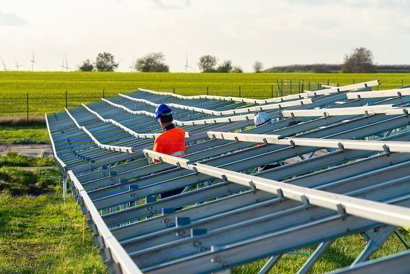 Employé de Sun'R Power au cœur d'une installation de panneaux photovoltaïques.
