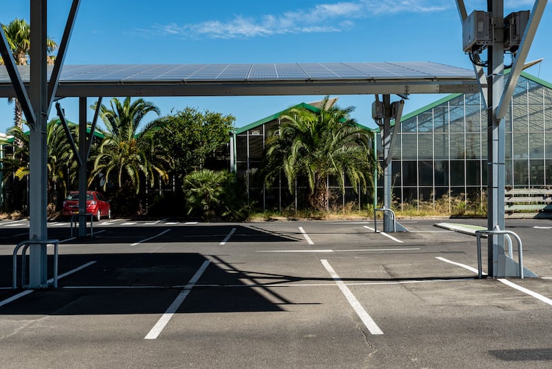 Une ombrière de parking : structure avec panneaux photovoltaïques permettant de protéger les véhicules du soleil.