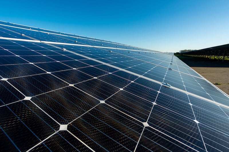 Vue de biais de panneaux photovoltaïques.