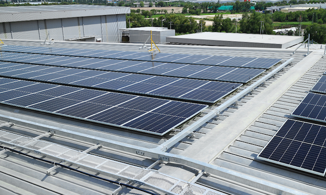 Photo de panneaux photovoltaïques installés sur une toiture pour former une toiture solaire.