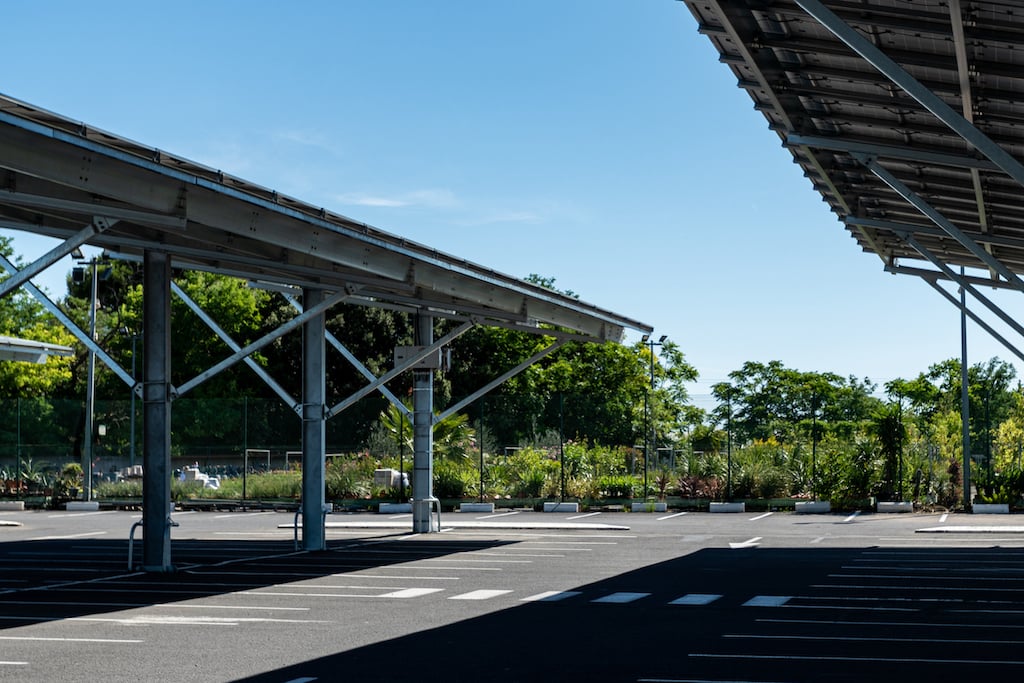 Les ombrières de parking Sun'R Power sont personnalisables pour offrir le plus grand confort à vos utilisateurs.