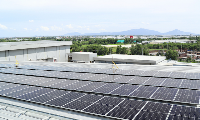 Hangar de stockage équipé d'une toiture photovoltaïque.