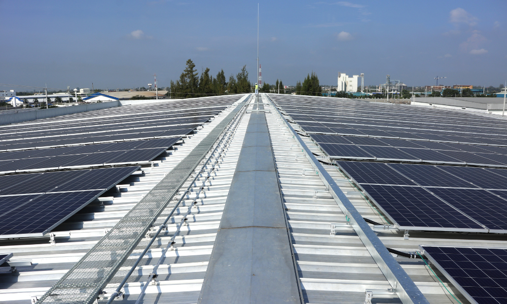 Des panneaux photovoltaïques installés sur une toiture neuve : l