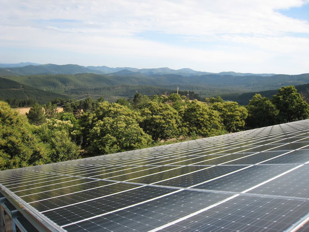 Panneaux photovoltaïques installés sur une toitre au cœur d