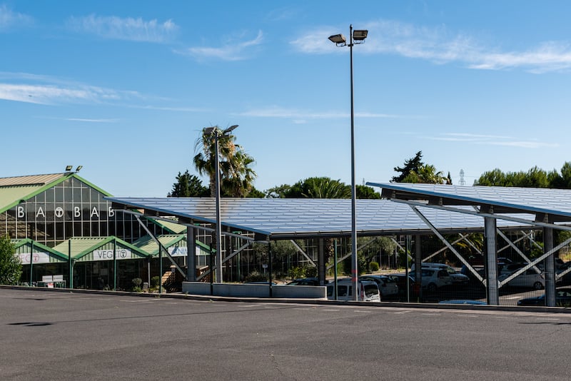 Vue sur le parking de la jardinerie BAOBAB, équipé d'ombrières photovoltaïques.
